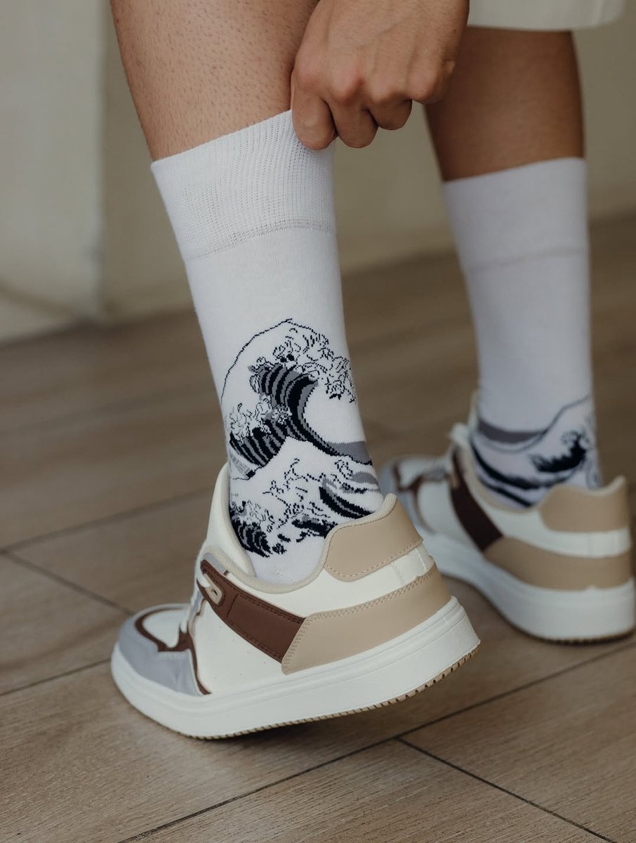 Kunst sokken - De Grote Golf van Kanagawa: Hokusai - 1+1 Gratis, tweede paar verrassingsdesign