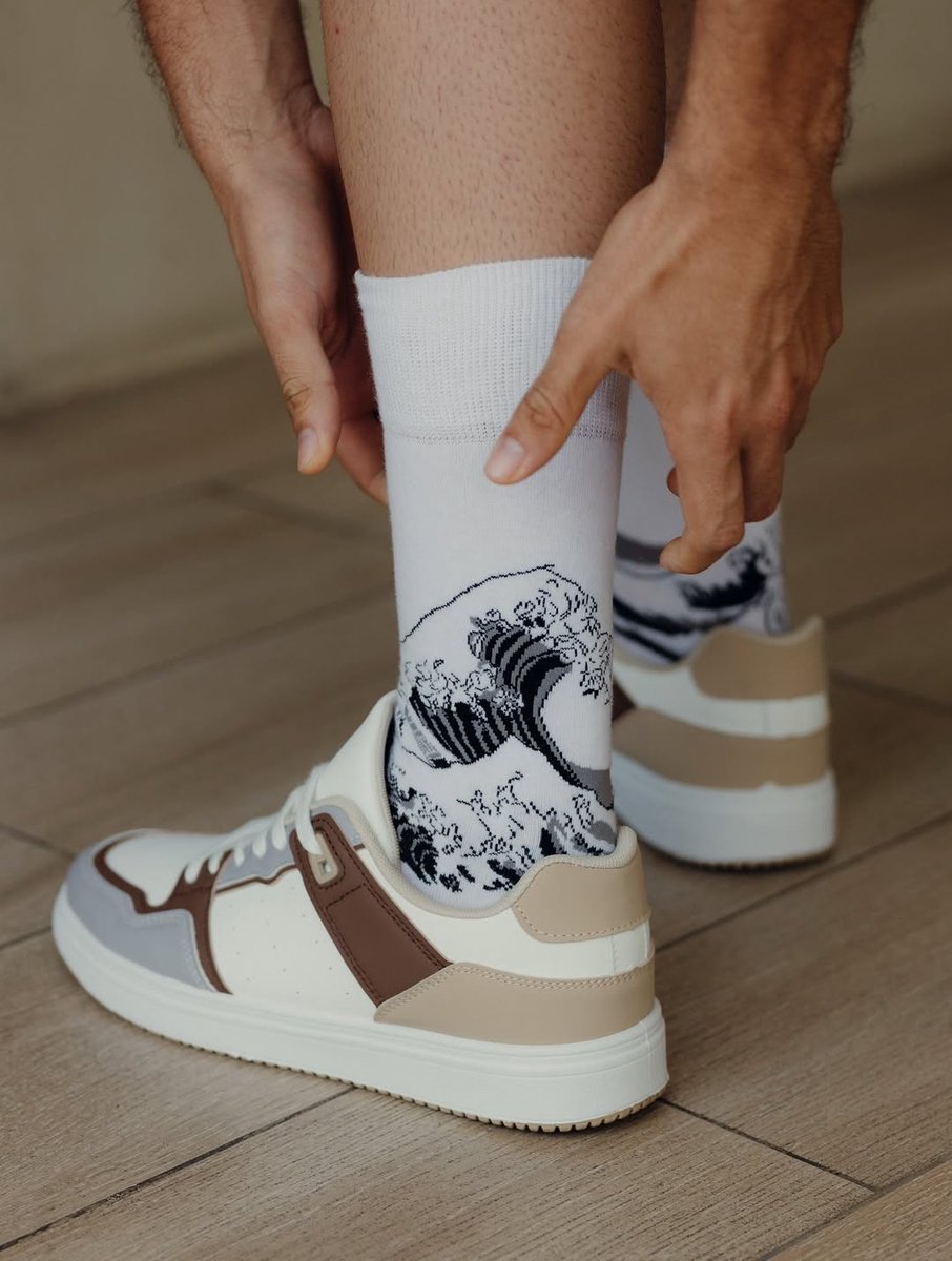 Kunst sokken - De Grote Golf van Kanagawa: Hokusai - 1+1 Gratis, tweede paar verrassingsdesign