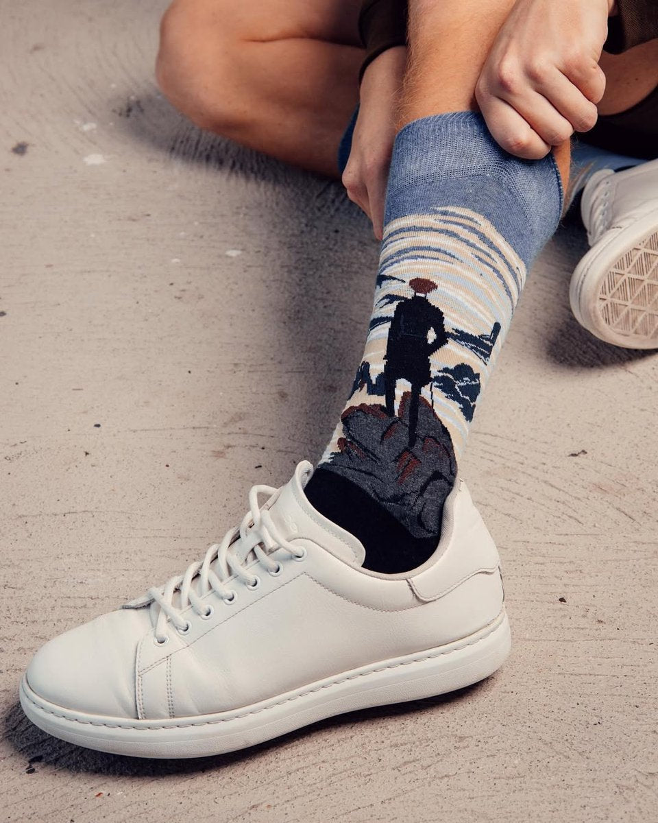 Kunst sokken I like Socks - De Wandelaar boven de nevelen: - Unisex - 1+1 Gratis, tweede paar verrassingsdesign